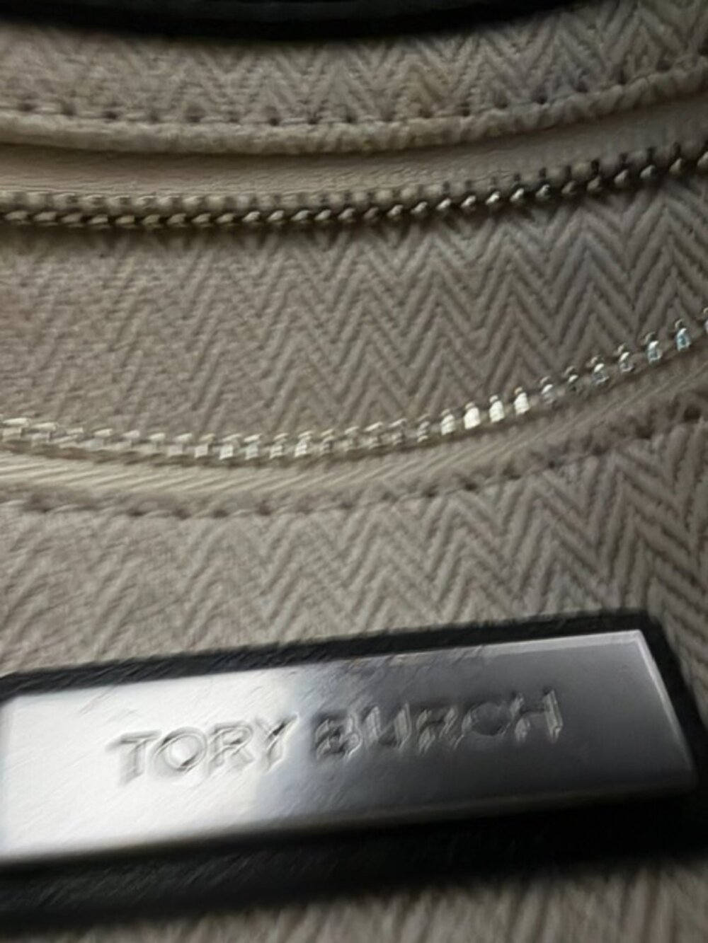 TORY BURCH - KIRA CHVRON CONVERTIBLE SHOULDER BAG in Black - Picture 4 of 12